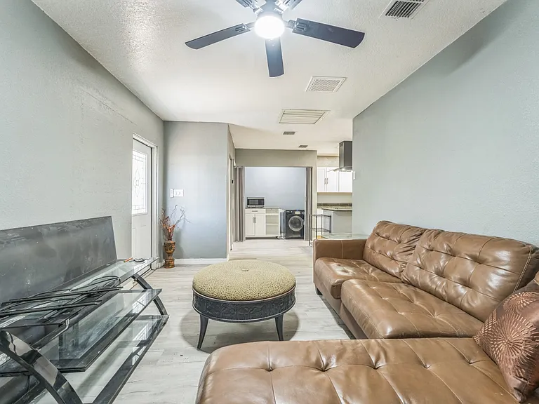 465 Rio Grande Ln #B — Photo 8