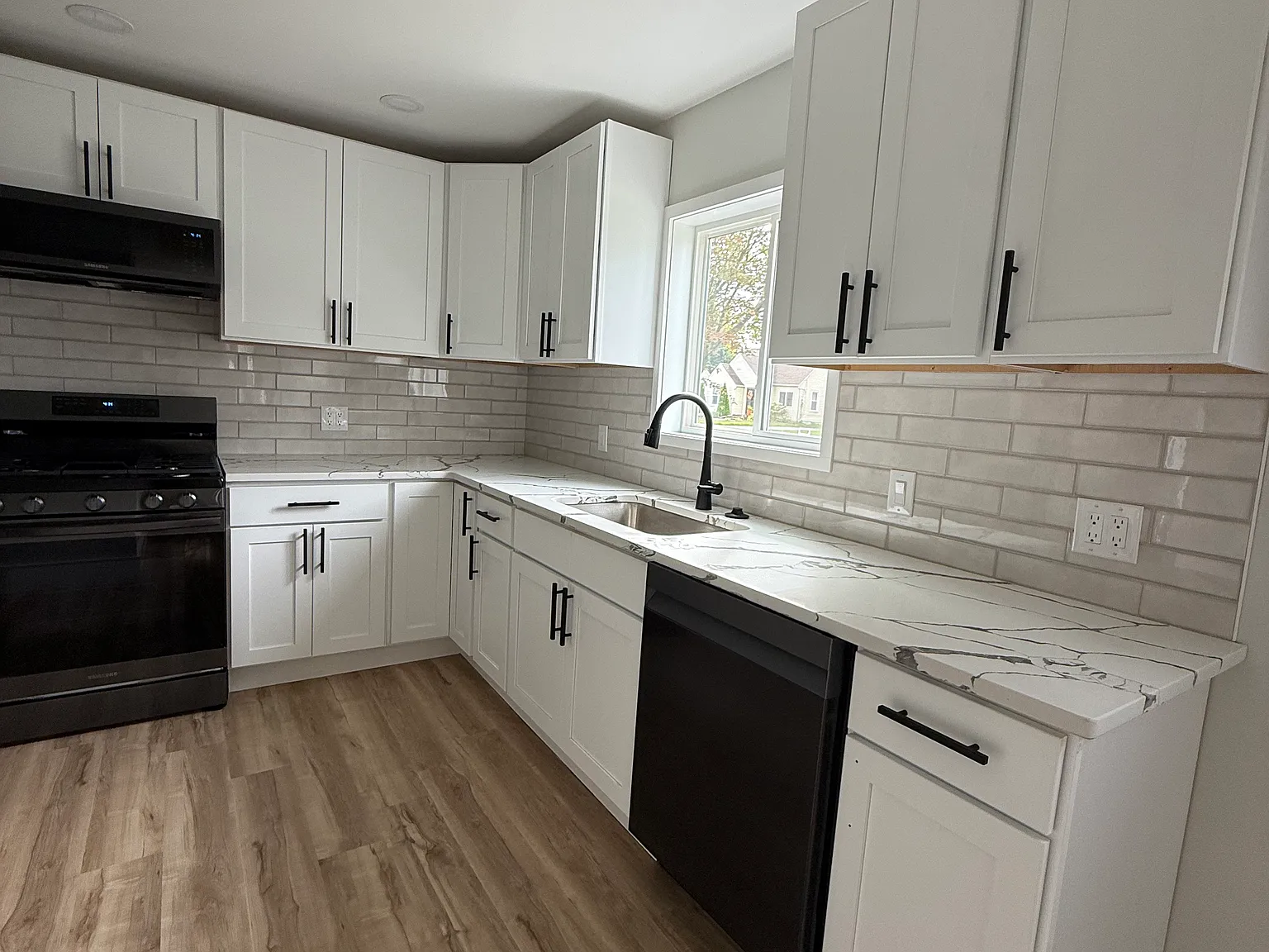 3 bed, 2.5 bath, 2100 sqft, $3,500 — Photo 2
