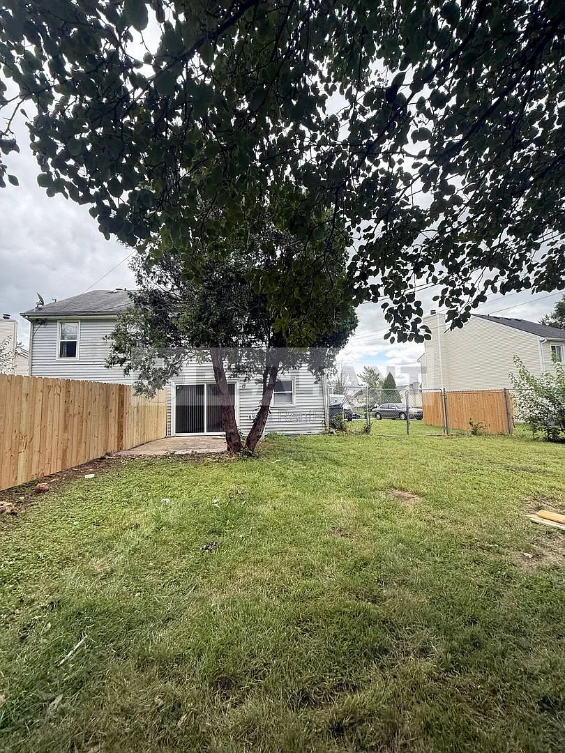 3 bed, 1.5 bath, 1359 sqft, $1,500 — Photo 2