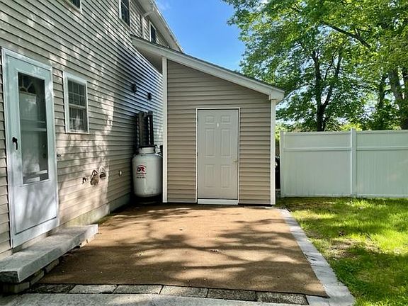 Patio/private shed.