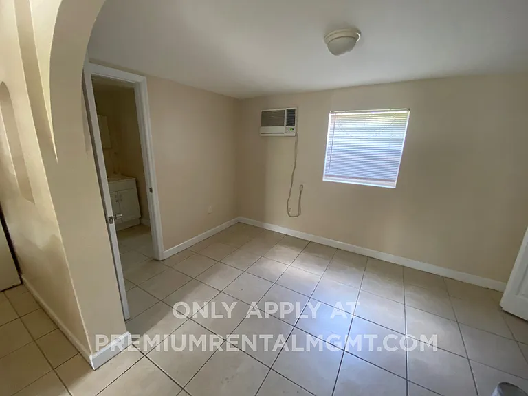 2330 S Fern Creek Ave — Photo 2