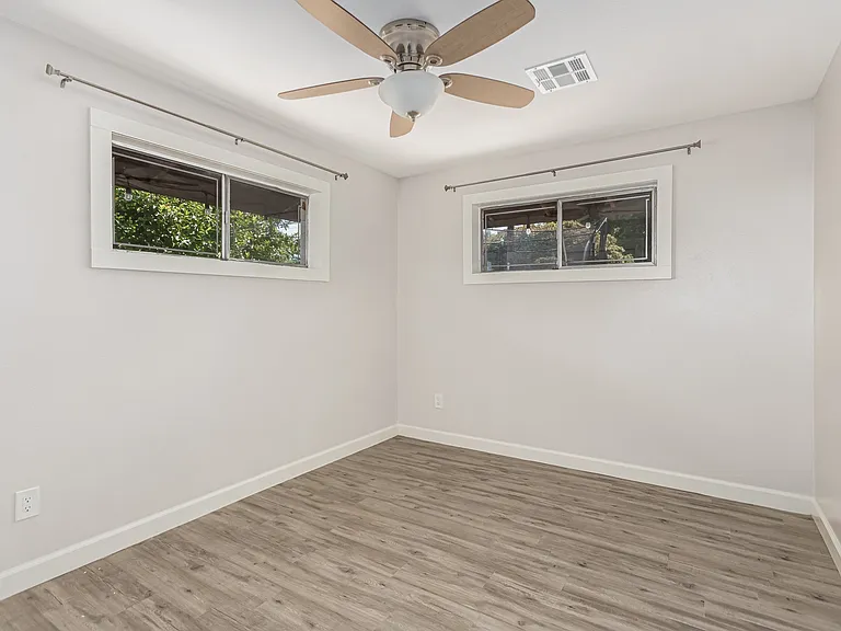 529 E Benjamin Dr — Photo 7