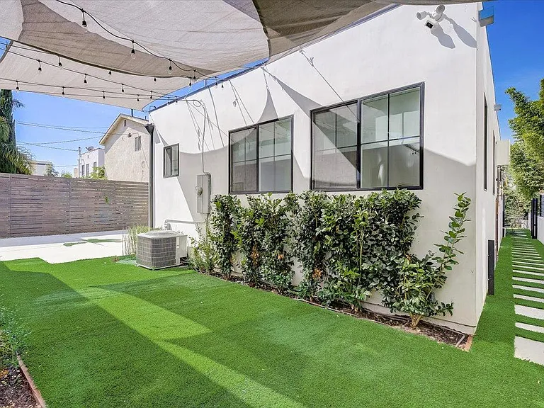 1832 S Redondo Blvd — Photo 21