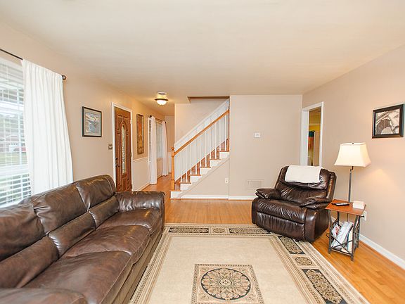 5th image of 44 Camelot Ct