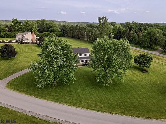 4th image of 40 Shanelly Dr