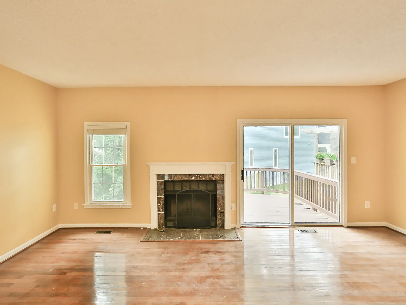 3 bed, 3.5 bath, 1800 sqft, $2,800 — Photo 3