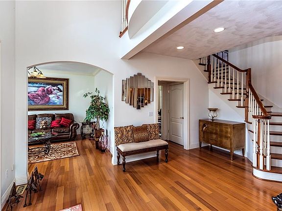 3rd image of 5942 Shady Hollow Dr