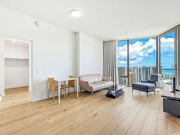3rd image of 1001 Queen St #Penthouse 4004