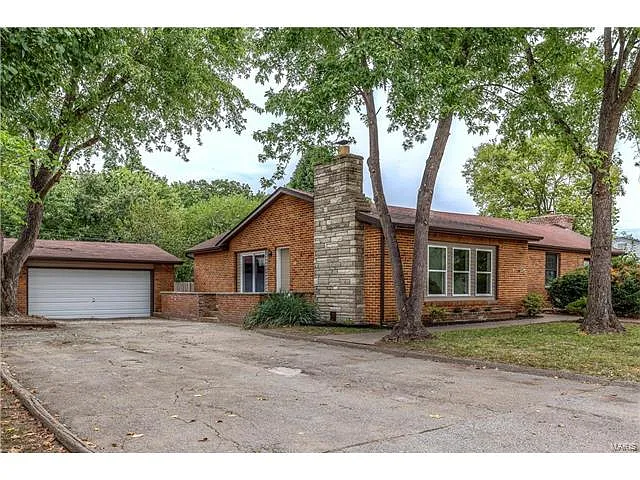 520 Saint Louis Ave photo 1