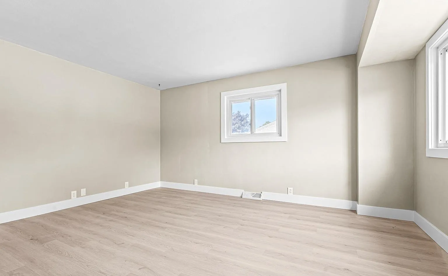 3 bed, 950 sqft, $1,850 — Photo 2