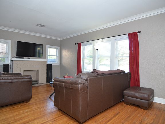 Original hardwoods in living orom