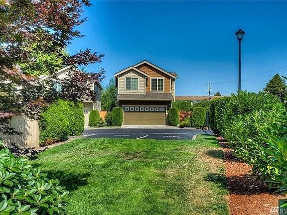 Standalone townhouse across from park