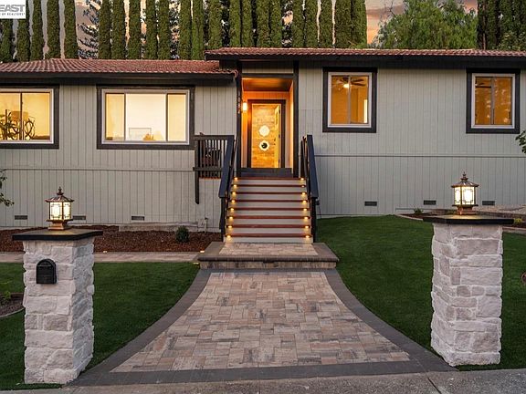 2nd image of 1084 Jamie Dr