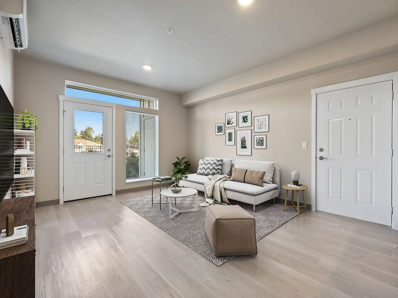 Twelve-O-Two Apartments — Photo 2