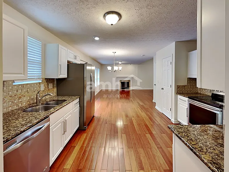 640 Norfolk Sq S — Photo 4