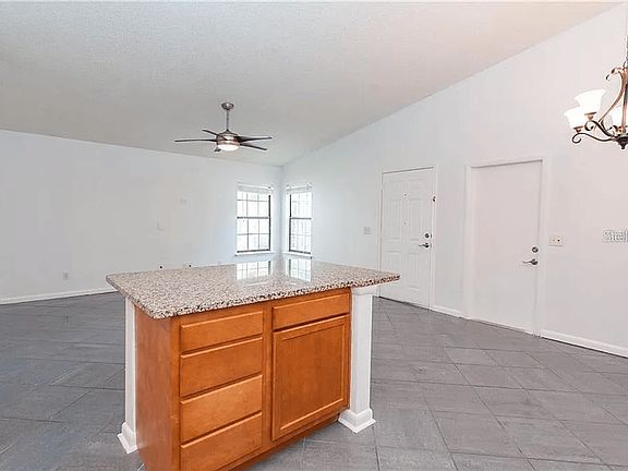 4th image of 715 Warrenton Rd