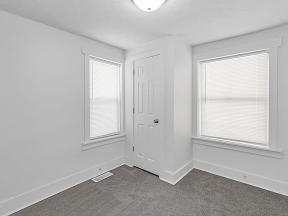 3rd image of 1907 Royal Ave NE