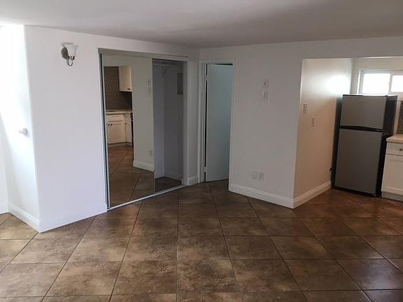 3rd image of 69 1/4 Roycroft Ave