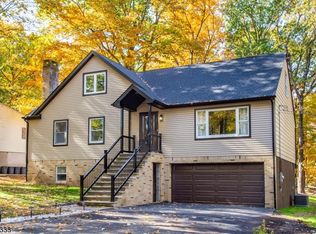 36 Sunset Rd, Bloomingdale, NJ 07403