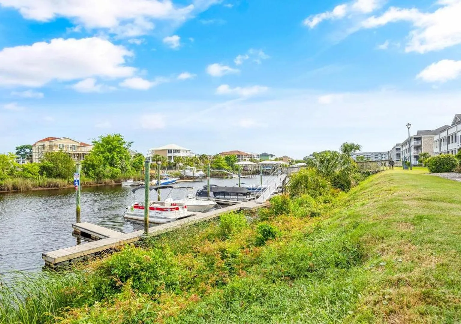 Carolina Yacht Landing - Luxury Fully Furnished Waterfront Condo — Photo 3