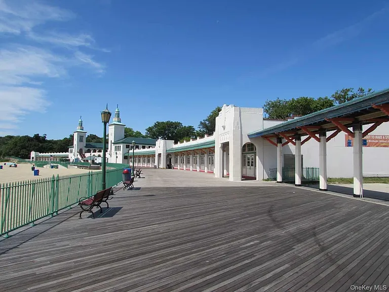 319 Oakland Beach Ave — Photo 26