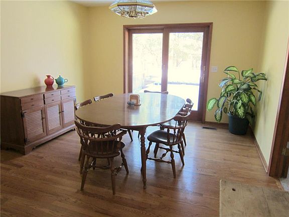 5th image of 824 Village Dr