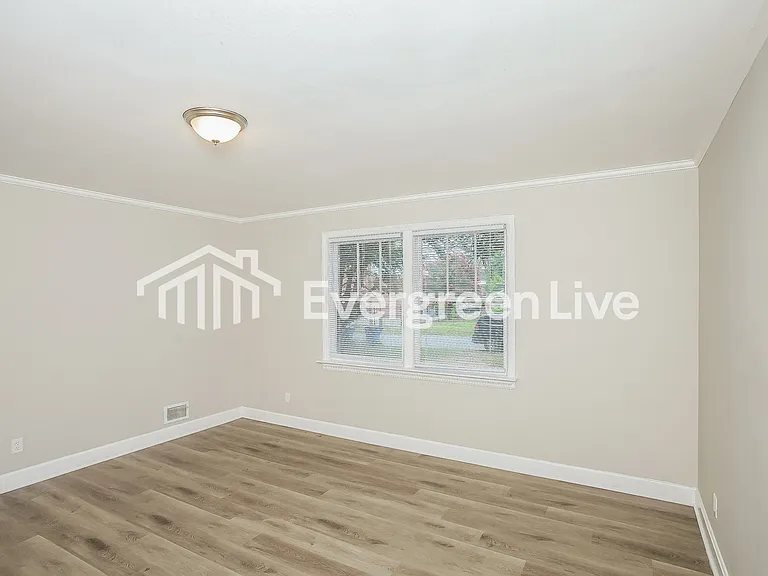 752 Shull St — Photo 7