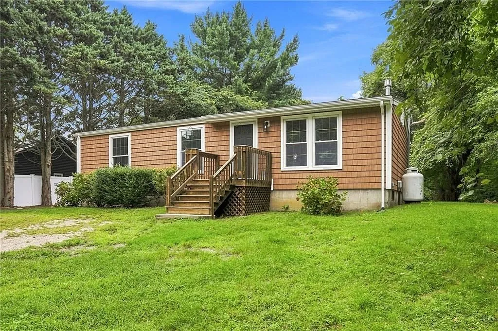 3 bed, 1.0 bath, 1144 sqft, $2,950 — Photo 1