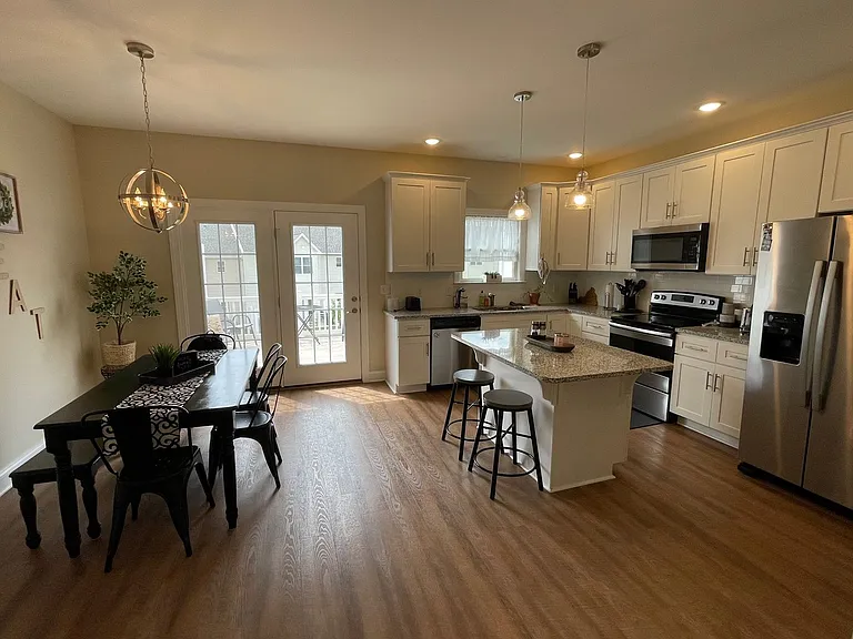 2223 Deyerle Ave — Photo 8