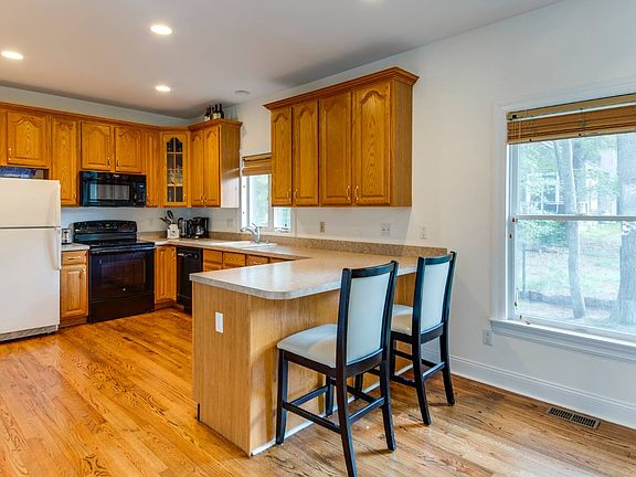5th image of 13 Wood Lot Ln