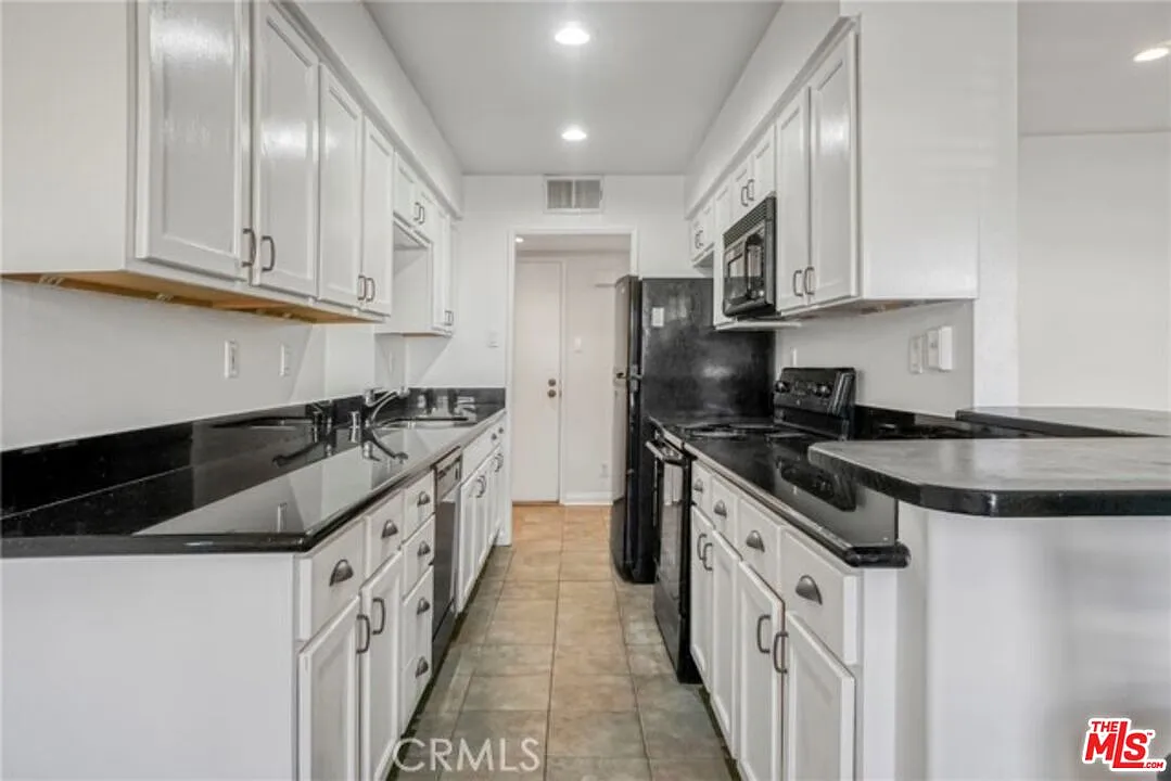 3 bed, 3.0 bath, 1352 sqft, $3,495 — Photo 1