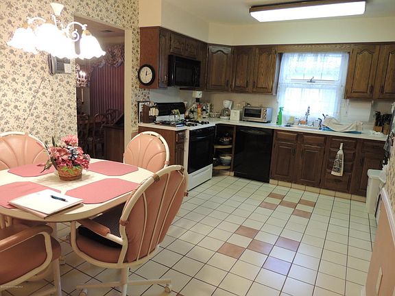 4th image of 1570 Alpen Ln