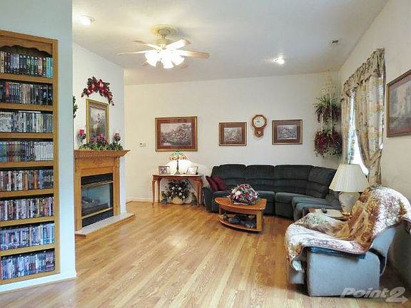 2 Living Room (640x480)