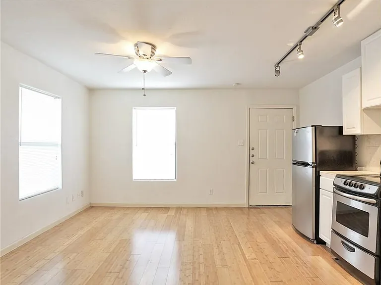 210 W 38th St #1 — Photo 3