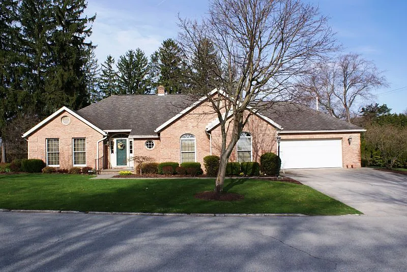 320 Davis Ave photo 1