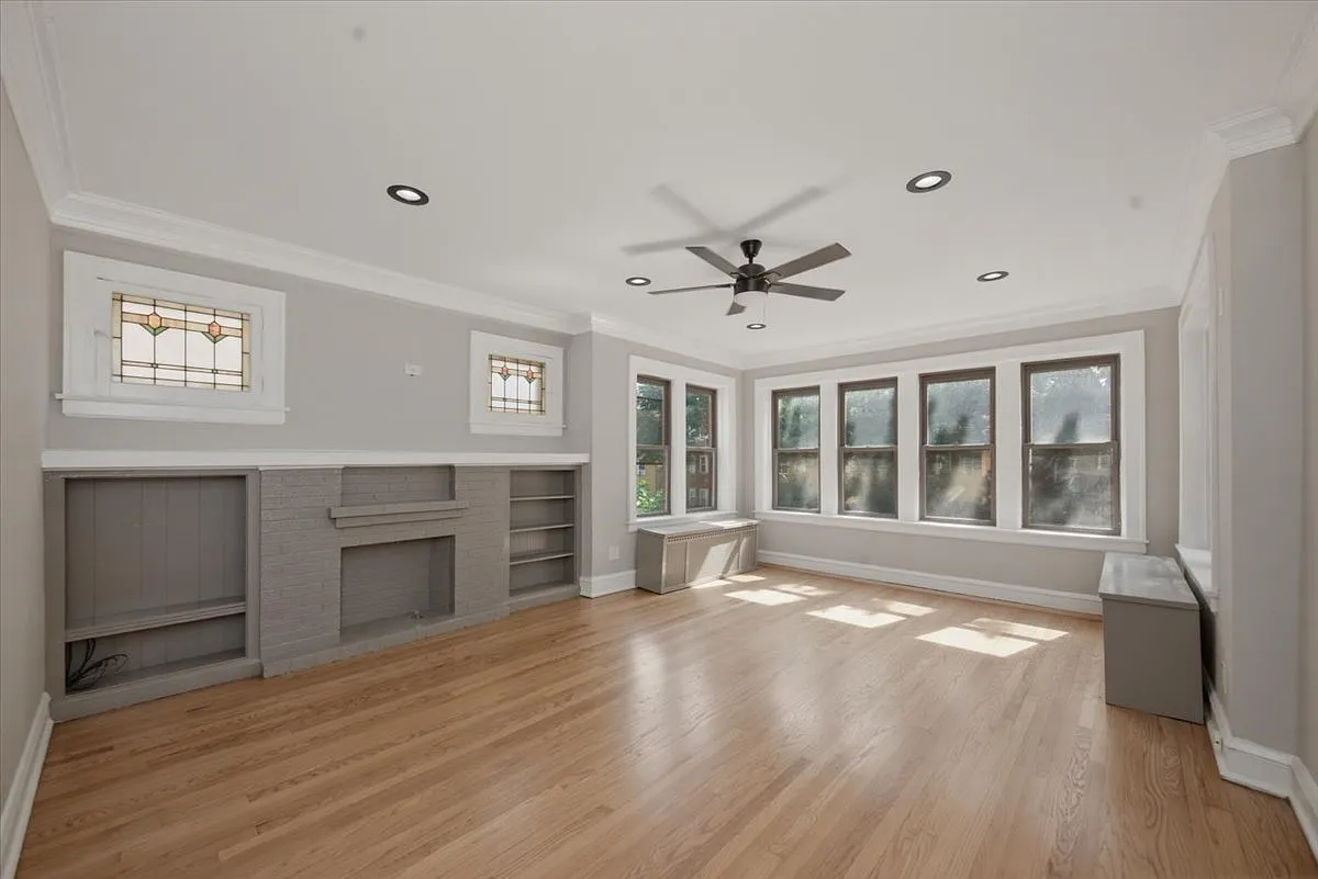 3 bed, 1.0 bath, $2,200 — Photo 2