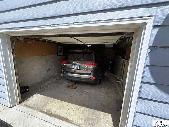 4th image of 922 10th Ave N