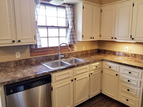 3rd image of 802 Village Dr
