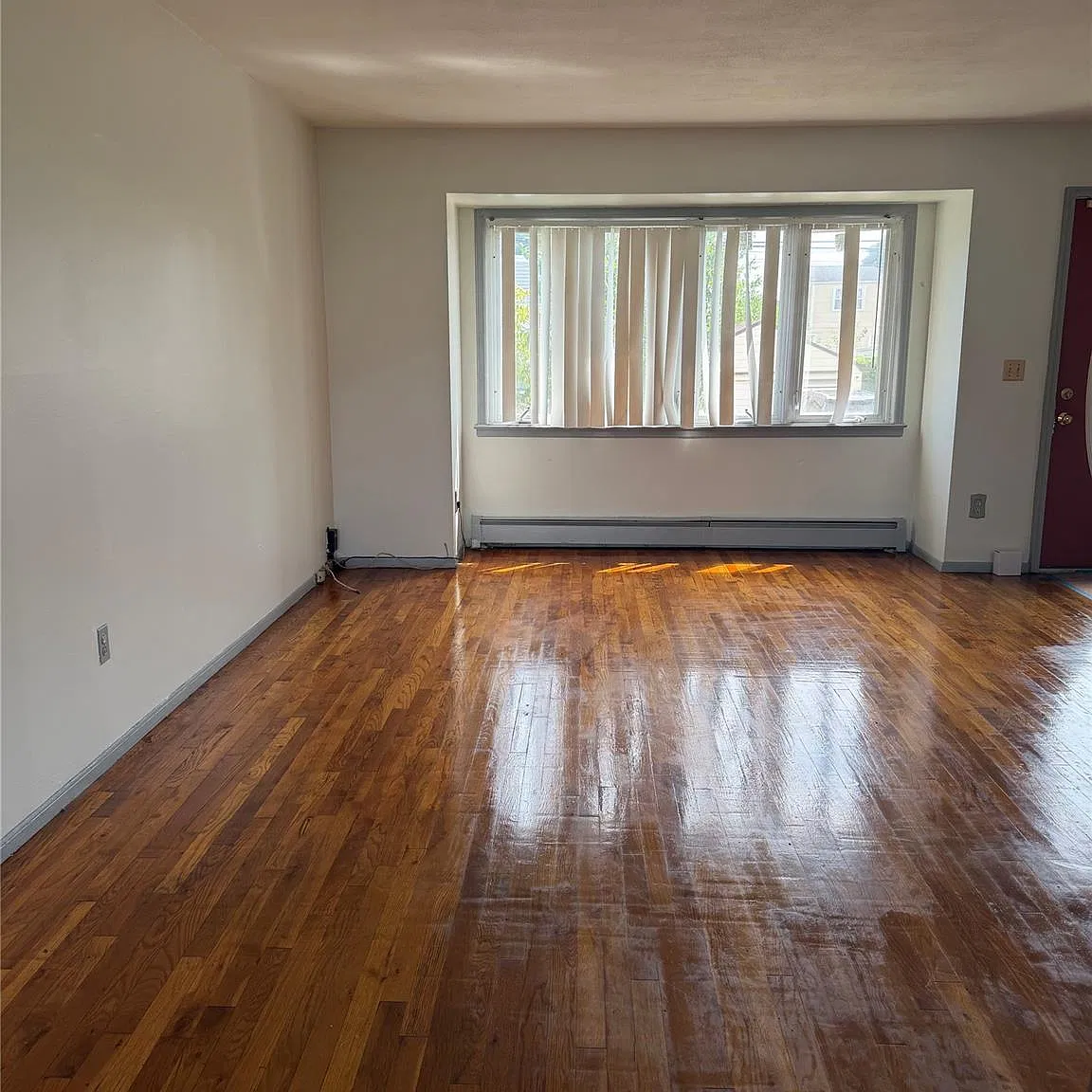 3 bed, 1.0 bath, 2220 sqft, $3,700 — Photo 3