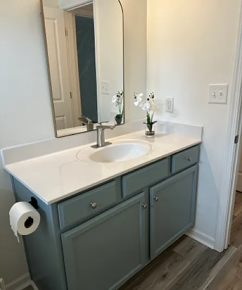 bathroom with tub