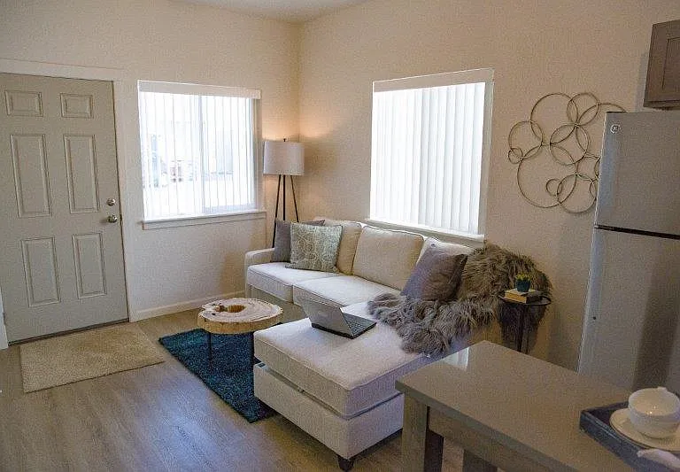 638 W Cherry Ln — Photo 3