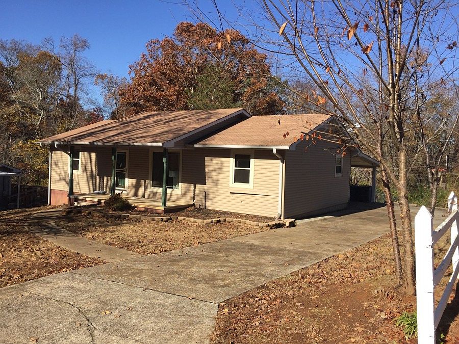 2nd image of 208 Lucas St