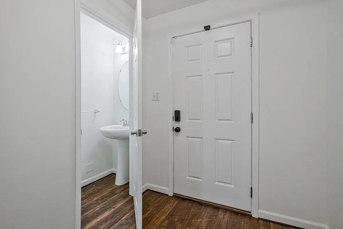 3 bed, 2.5 bath, 2200 sqft, $2,800 — Photo 3