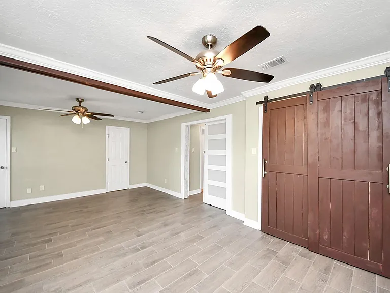 1104 N Heron Dr — Photo 17