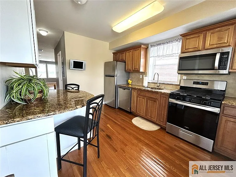 586 Jacques St — Photo 9