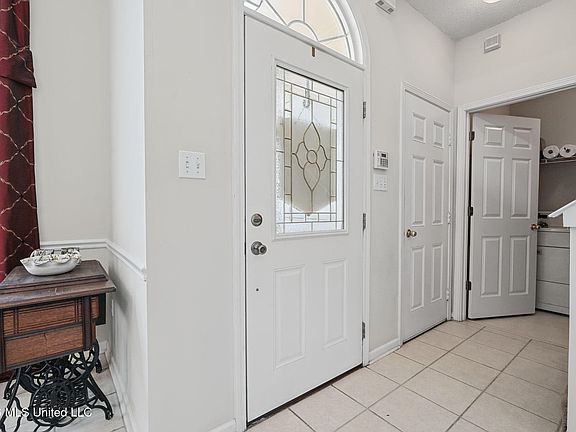4th image of 1091 Warwick Pl