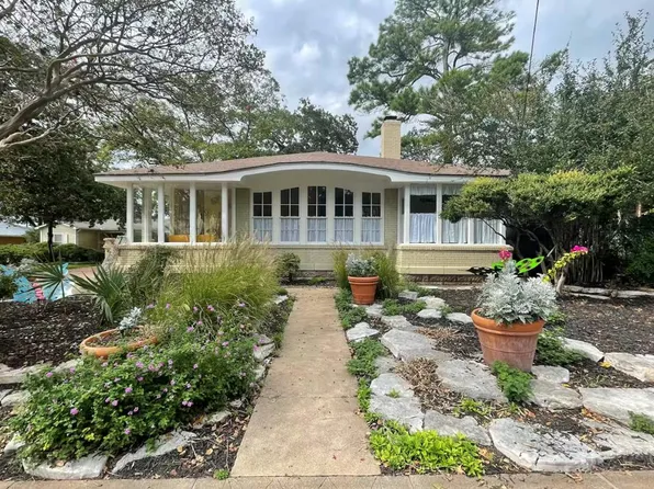 408 N Adams St, Fredericksburg, TX 78624