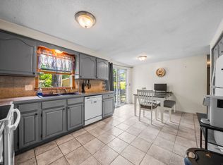 10 Hathaway St, Windsor Locks, CT 06096