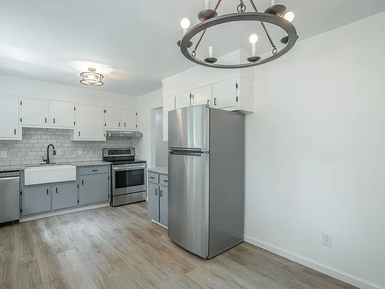 1364 Meadowood Dr — Photo 8
