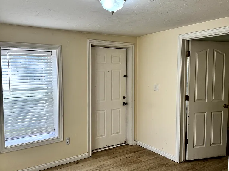 453 N 15th Ave #A — Photo 2